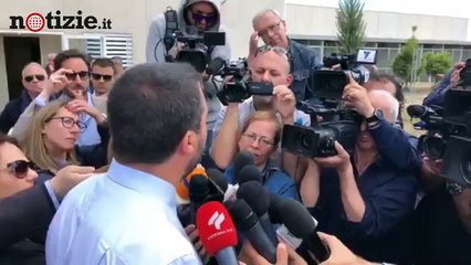 Télécharger la video: Salvini attacca le Ong: salvare va bene, ma rispettando le leggi italiane | Notizie.it