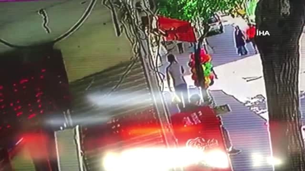 Kucağında Çocuğuyla Yolun Karşısına Geçmeye Çalışan Kadın Çöp Kamyonunun Altında Böyle Kaldı