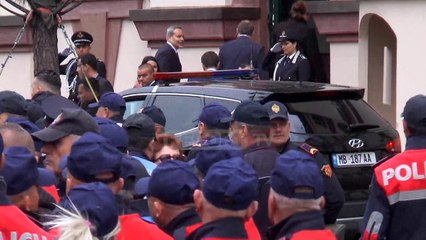 Report TV - Delegacioni holandez mbërrin në Tiranë mes protestuesve