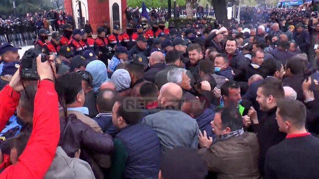 Report TV - Momenti kur Flamur Noka nxit turmën të sulmojë kordonin e policisë