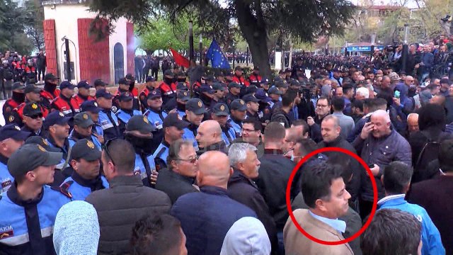 Momenti kur Flamur Noka nxit turmën të sulmojë kordonin e policisë