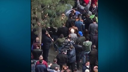 Çfarë merr në shkëmbim protestuesi që spërkati me bojë ministrinë e Brendshme?