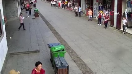 Çin'de Hızla Koşan At Yayaları Ezdi