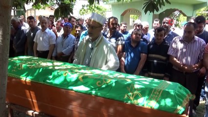 Otomobilini park ederken kızına çarpmıştı... Acılı baba minik Melisa'yı son yolculuğuna gözyaşlarıyla uğurladı