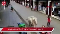 Kaldırımda yürüyen yayalara at çarptı