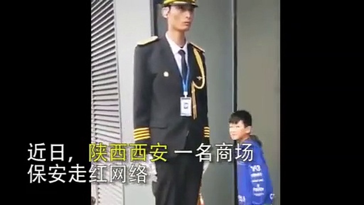 一站成名，90后帅气保安站岗如蜡像走红，路人：摸手才知是真人