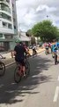 Un homme et ses 3 adorables chiens participent à une course cycliste