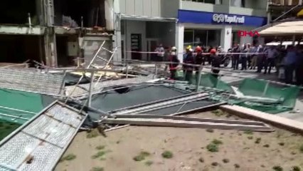 Ankara'da İnşaat İskelesi Çöktü: Yoldan Geçen 2 Kişi Yaralandı
