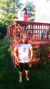 Ice bucket challenge : elle assomme sa soeur avec le seau d'eau !