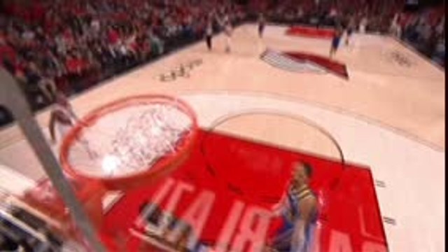 لقطة: كرة سلة: ليونارد يحصل على تمريرة من ليلارد ويسجّل سلة ساحقة من فوق غرين