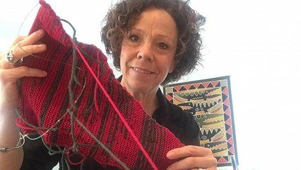 Kanadalı siyasetçi ördüğü kaşkolla kanıtladı: Belediye meclisinde erkekler daha çok konuşuyor