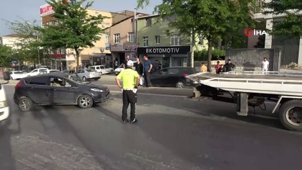 Pendik’te kontrolden çıkan araç kamyonete çarptı: 2 yaralı