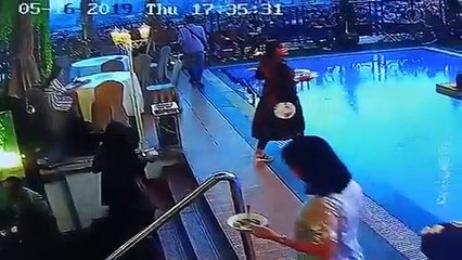 Une femme tombe à l'eau après s'être servie à un buffet