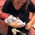 Ce bébé et son chien sont inséparables depuis sa naissance. Regardez leur complicité !
