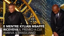Neymar dà buca alla premiazione della Ligue 1, per uscire con Rihanna, provocando l’irritazione della squadra