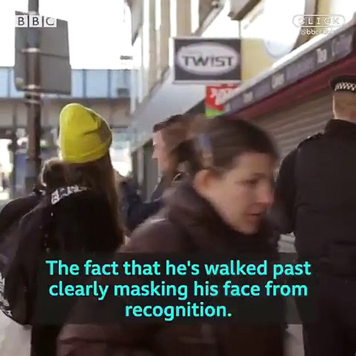 La policía haciendo una prueba con un equipo de reconocimiento facial-Resumen "censurado"