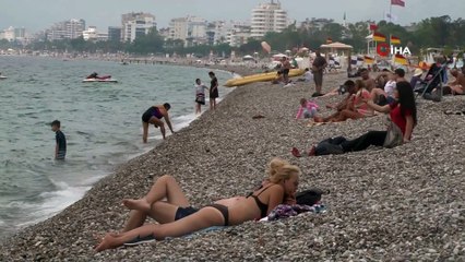 Antalya'nın yaylasında kar, sahilinde deniz keyfi yaşanıyor