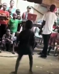 La souplesse de cet enfant va vous bluffer. Regardez !