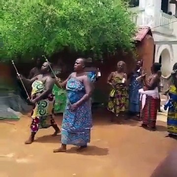 Regardez comment les reines accueillent le groupe TMA selon les rituels béninois. Magnifique !