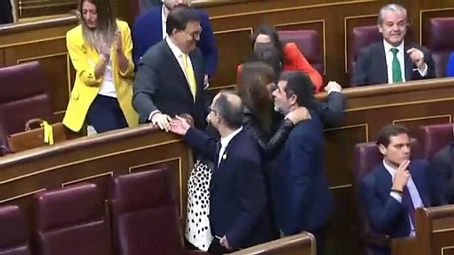 El PP acusa a Arrimadas de compadreo con los golpistas por sus besos a Turull, Rull y Sànchez