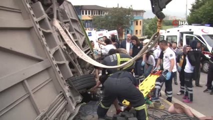 Kocaeli'de Devrilen Halk Otobüsünün Altında Kalan Yaralıyı İtfaiye Kurtardı