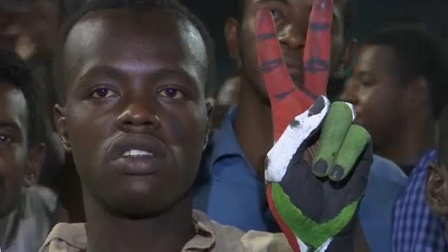 Протестующие в Судане требуют передачи власти