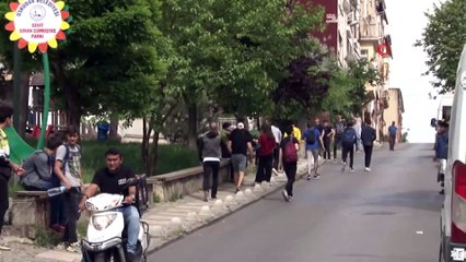 - Okul çıkışı bıçaklı kavgada 3 öğrenci yaralandı