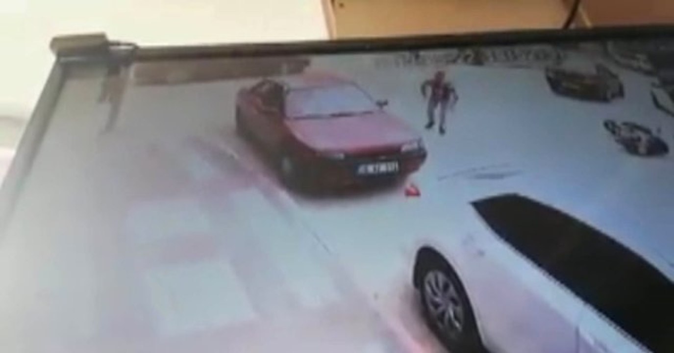 Otomobil ile Motosiklet Çarpıştı, Kaza Anı Kameraya Yansıdı