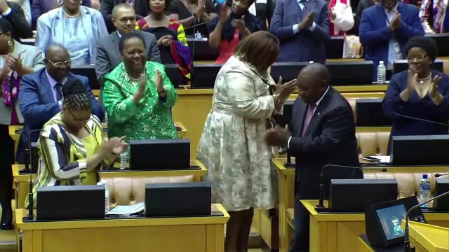 Cyril Ramaphosa é reeleito presidente da África do Sul