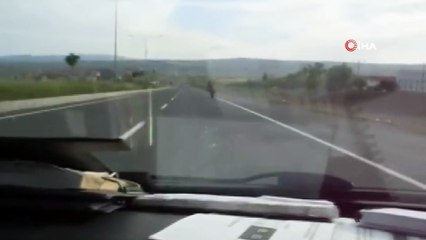 Motoru yatarak kullanan şahıs yürekleri ağza getirdi