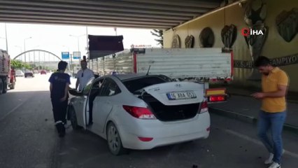 Otomobil yol kenarında park halindeki tıra çarptı: 3 yaralı