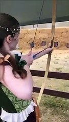 Faire du tir à l'arc avec un gros décolleté... Mauvaise idée