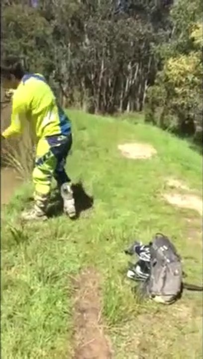 Ce motard part à la peche pour récupérer sa moto.... KTM fishing