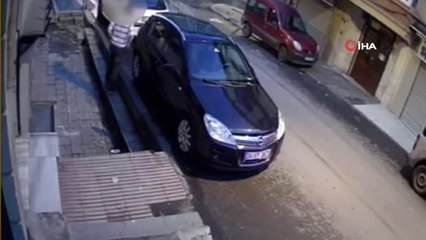 Otomobilden Hırsızlık Yapan Şahıs Kamerada