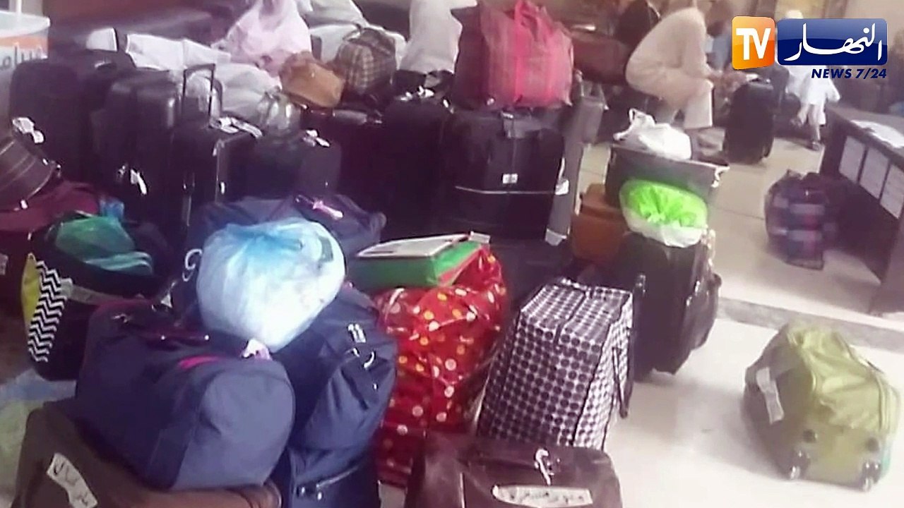 عمرة: 125 معتمر يبيتون في الشارع.. بعد التأخر عن موعد إقلاع الطائرة