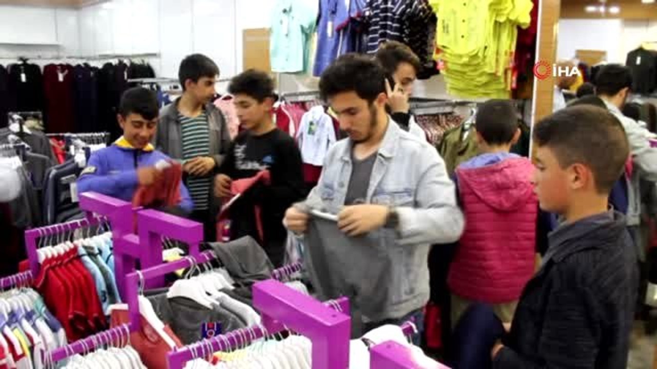 Gönüllü Gençlerden İhtiyaç Sahibi Çocuklara Bayramlık Hediyesi