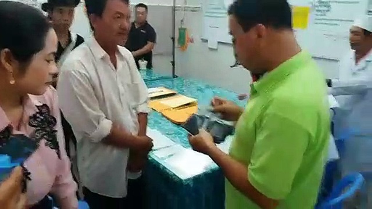 Quyền Linh rút hết tiền túi giúp người nghèo trong hậu trường