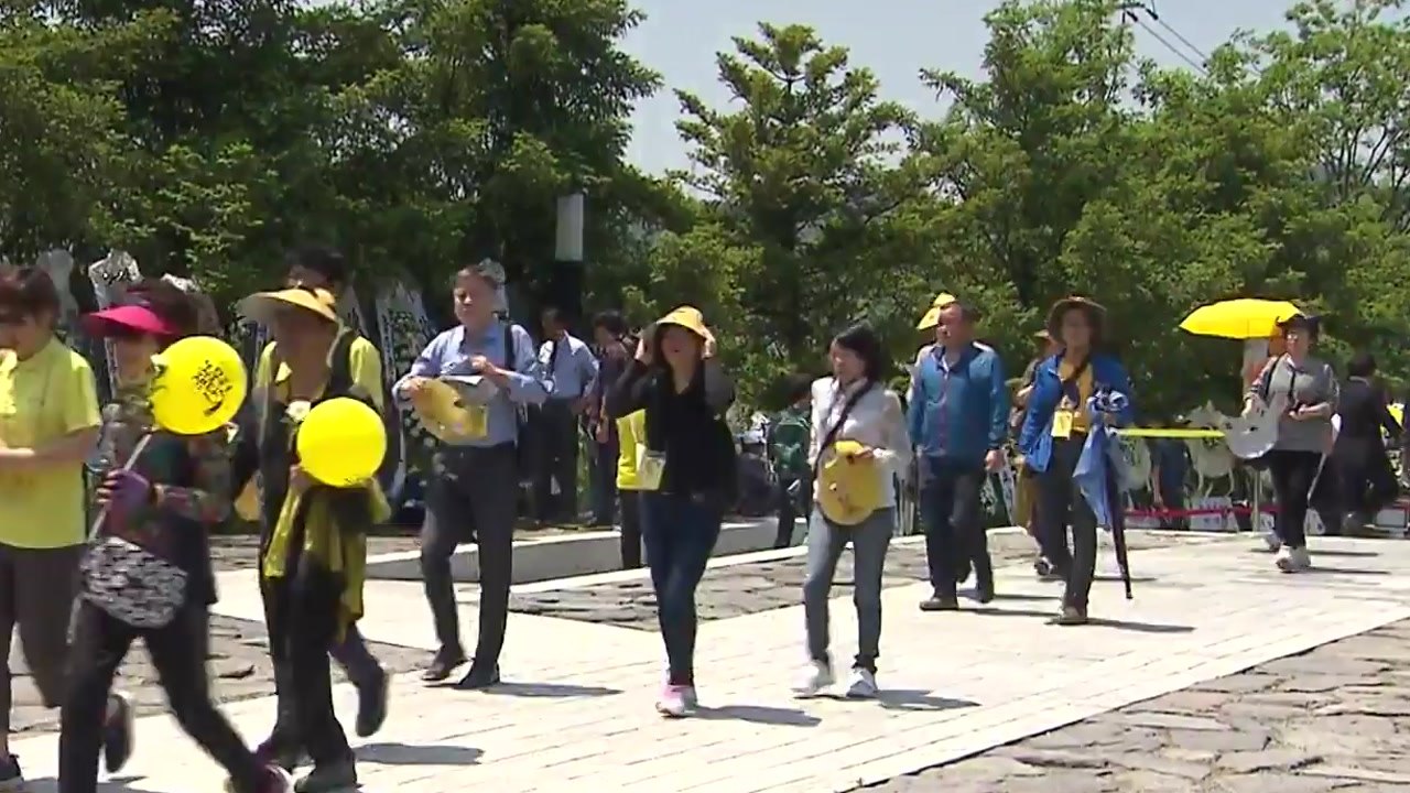 추모객 붐비는 봉하마을...곧 추도식 엄수 / YTN
