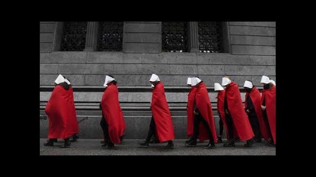 En Argentine, “La servante écarlate” inspire les femmes pro-avortement