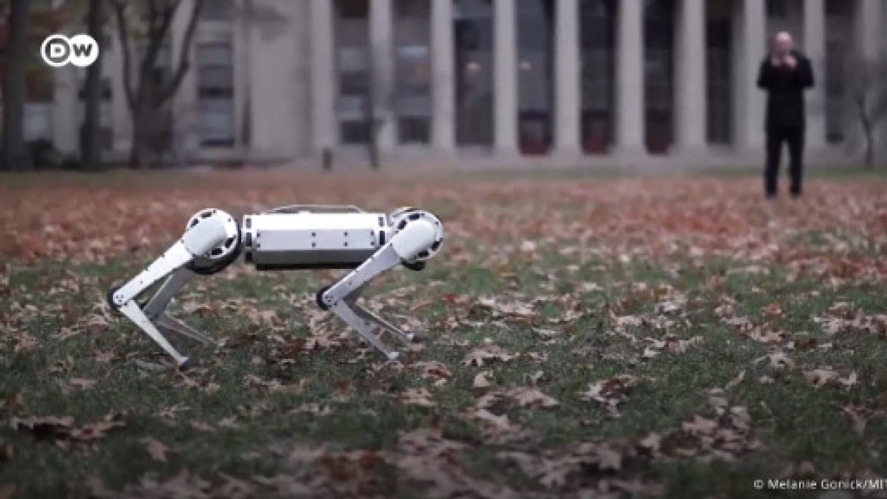Havada takla atan robot