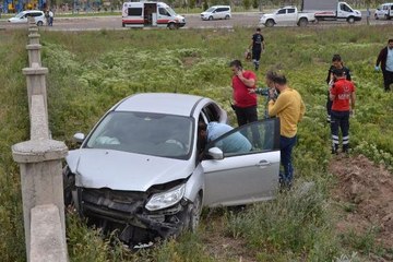 Duvara Çarpan Otomobilde, Boynuna İp Bağlı Halde Ölü Bulundu