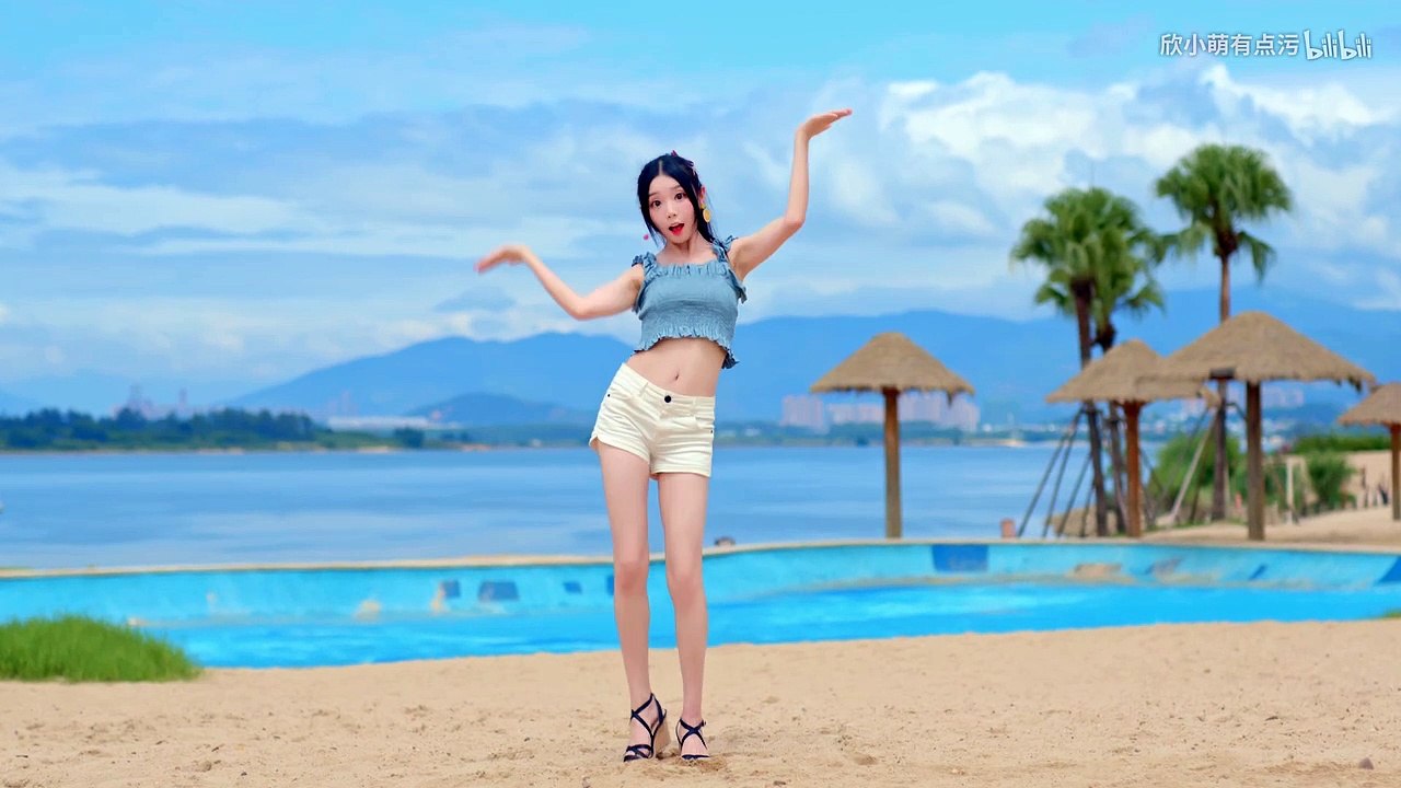 【欣小萌】元气少女❤️海滩“热”舞
