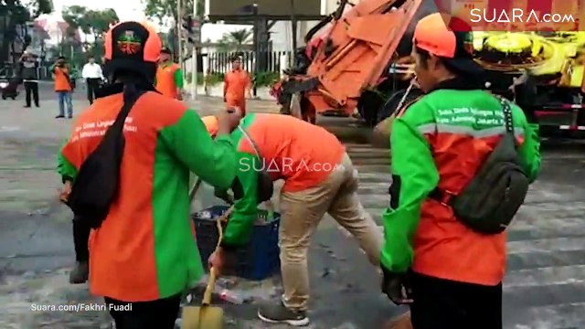 Pasca Rusuh di Jalan Sabang Jakarta, Pos Polisi Hangus hingga Motor Berserakan