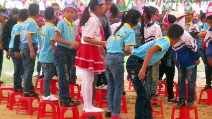 Vietnamese folk games, take you back to your childhood: Pass your seat to the finish line