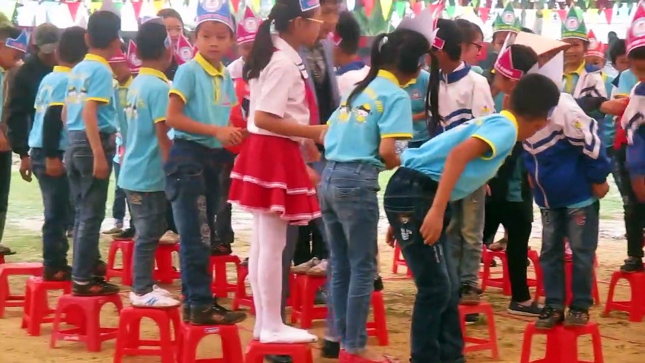 Vietnamese folk games, take you back to your childhood: Pass your seat to the finish line