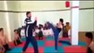 Un prof de karaté frappe violemment ses élèves pendant une démonstration