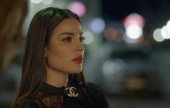 رقص نادين نسيب نجيم احتفالاً بنجاح خمسة ونص