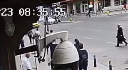 Şişli'de Yolun Karşısına Geçmeye Çalışan Yayaya Otomobilin Çarpması Kamerada