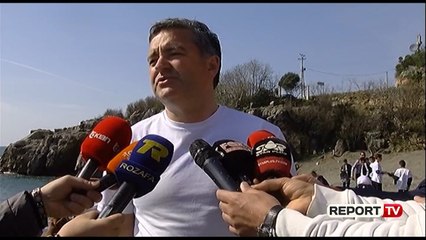 Report Tv - Ministri Klosi në aksionin e pastrimit në plazh: Kërkoj angazhimin e shoqërisë civile