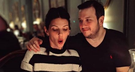 Şahan Gökbakar Eşiyle 4'üncü Evlilik Yıldönümlerini, Eskilerin Diliyle Söylenen Bir Notla Kutladı